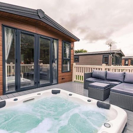 The Serenity Lodge With Hot Tub York Dış mekan fotoğraf