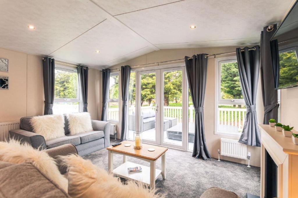 The Serenity Lodge With Hot Tub York Dış mekan fotoğraf