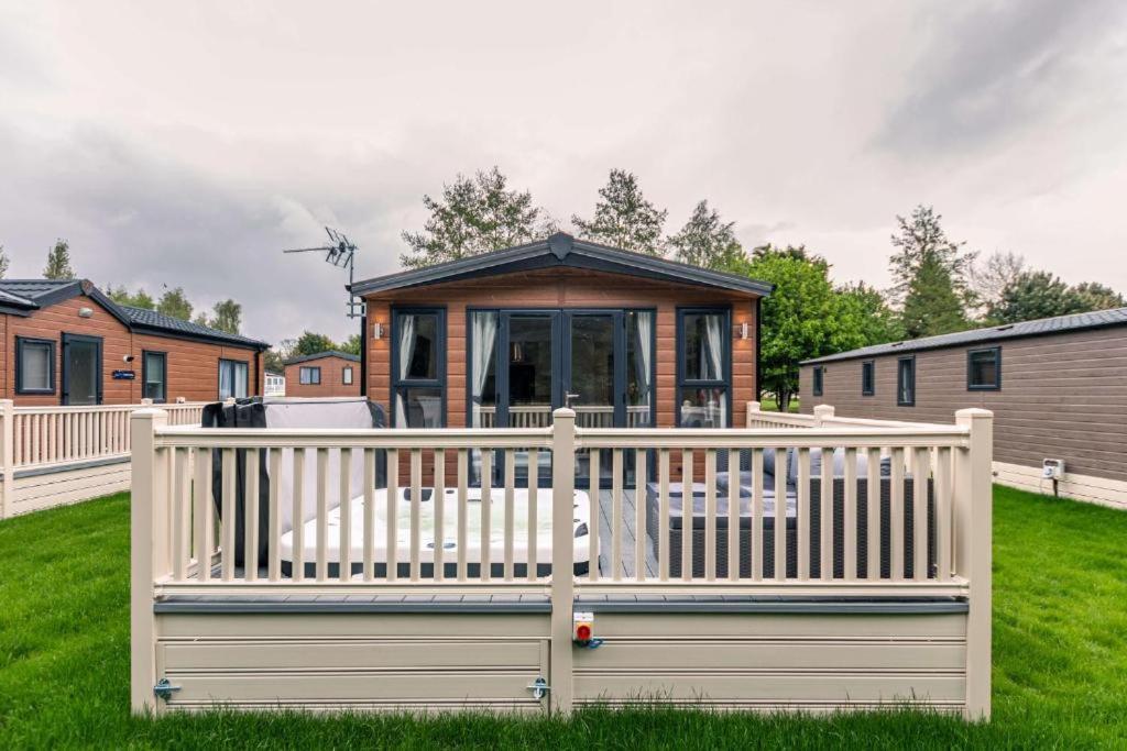 The Serenity Lodge With Hot Tub York Dış mekan fotoğraf