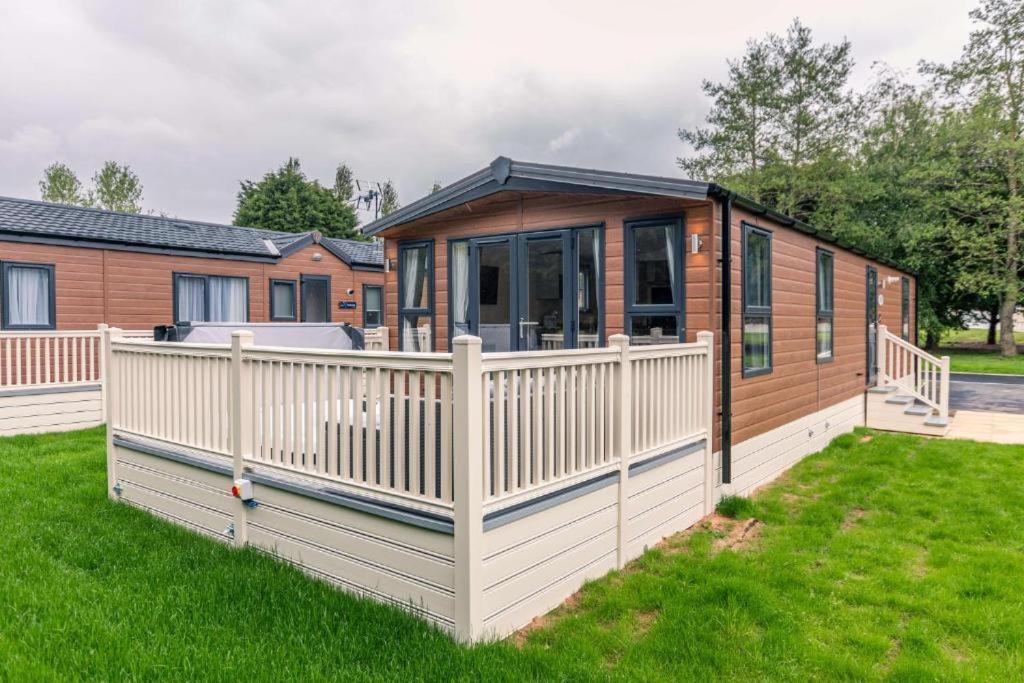 The Serenity Lodge With Hot Tub York Dış mekan fotoğraf